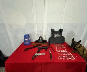 PM apreende drogas e armas em Cachoeiro