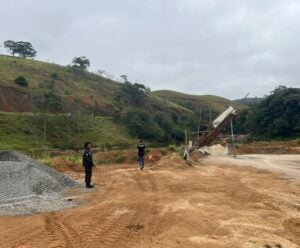 Operação conjunta combate extração ilegal de areia em Ibitirama