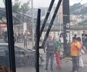 VÍDEO | Carro bate em poste na Beira Rio em Cachoeiro
