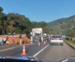 VÍDEO | Acidente entre caminhões interdita BR-101 em Mimoso do Sul