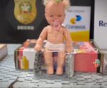 Bebê Reborn do tráfico! PC encontra boneca recheada com drogas; vídeo