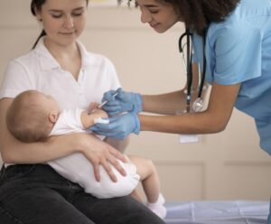 Vacina ACWY protege crianças contra meningite – leia mais A foto mostra criança sendo vacinada contra meningite