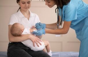 A foto mostra criança sendo vacinada contra meningite