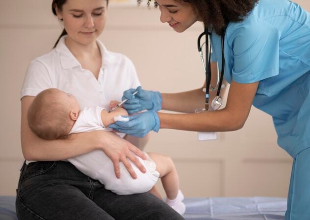 A foto mostra criança sendo vacinada contra meningite