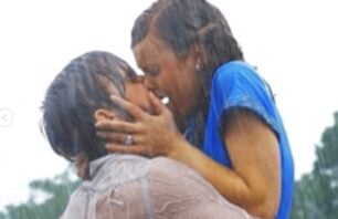 A foto mostra um casal se beijando - cena clássica de filme