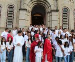 Jovens católicos recebem o Sacramento da Crisma em Cachoeiro