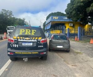 PRF recupera carro roubado durante fiscalização em São Mateus