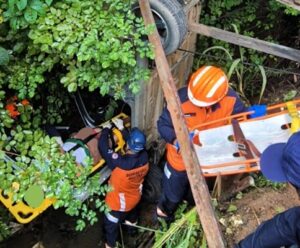Veículo cai em córrego e motorista é resgatado em Colatina; saiba mais