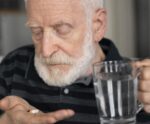 Medicamentos e idosos: saiba como evitar riscos