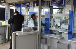 Clientes fazem apostas em lotérica da Caixa para o sorteio da Quina concurso 6760, previsto para o dia 28 de junho.