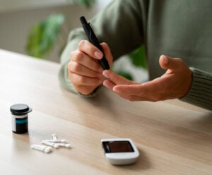 Células-tronco revolucionam tratamento de diabetes tipo 1 A foto mostra pessoa diabética