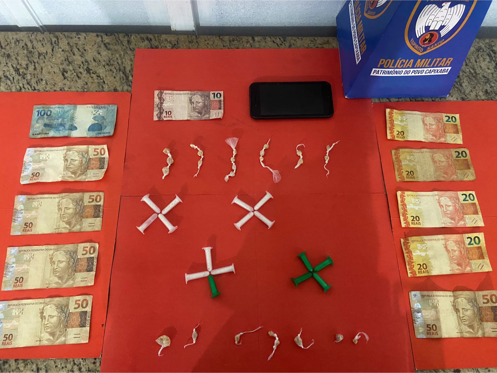 imagem ilustra drogas em cima de uma mesa da polícia em cachoeiro