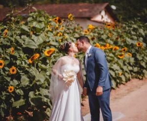 Casal do ES planta quase mil pés de girassóis para decorar casamento Girassóis para decorar casamento