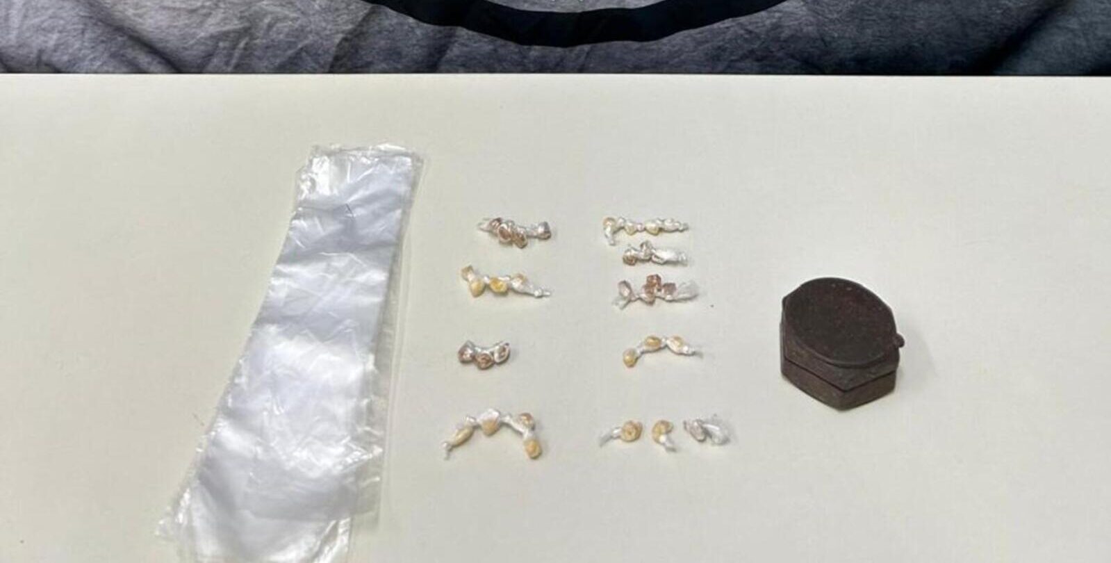 Imagem ilustra pedras de crack apreendidas pela polícia em guaçuí