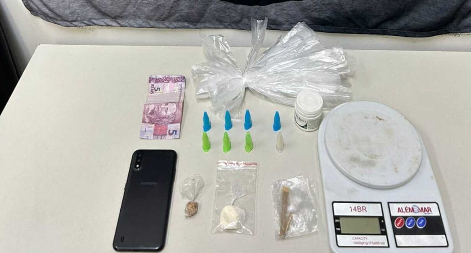Imagem ilustra drogas, dinheiro e balança resultado de apreensão da polícia em guaçuí