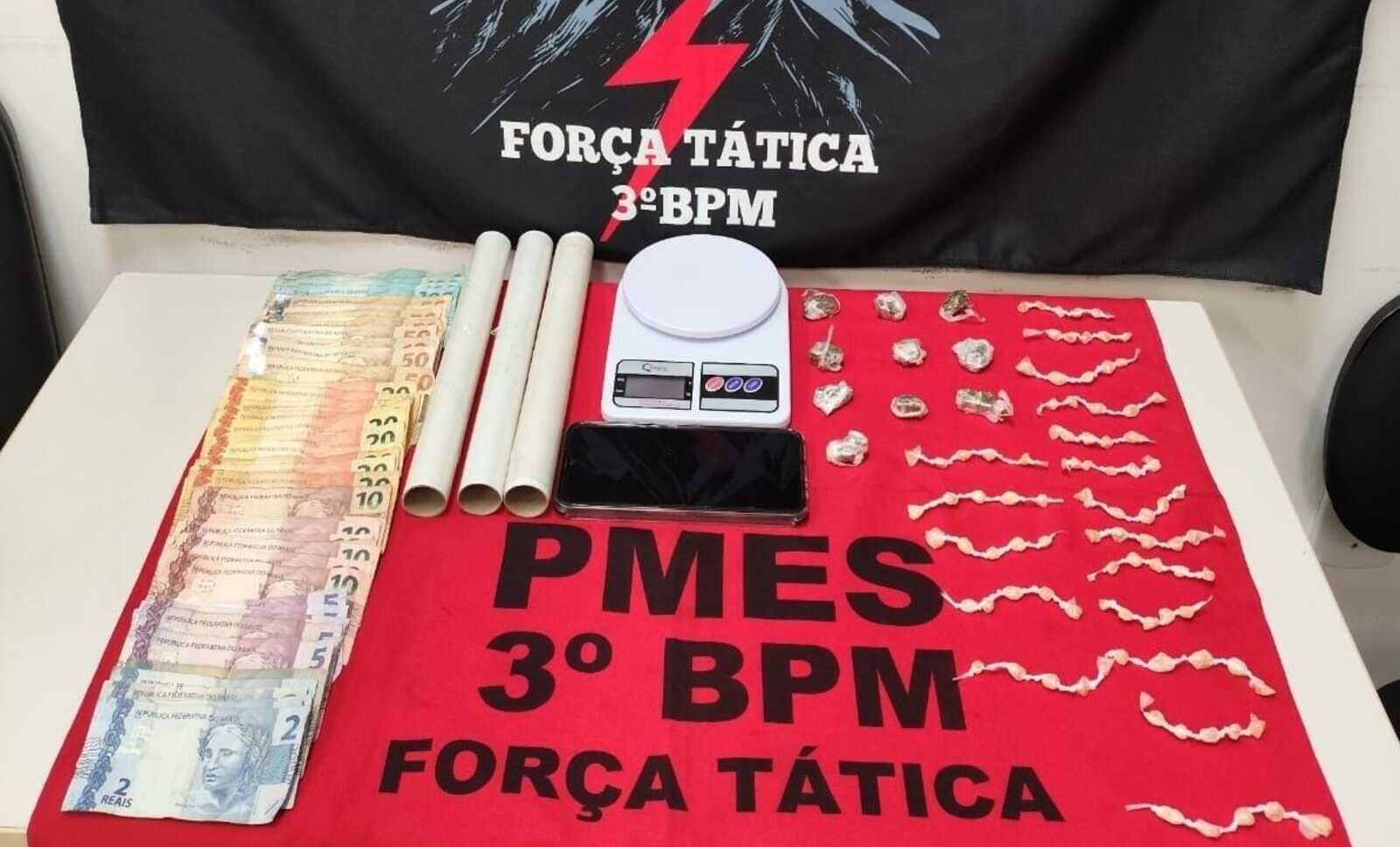 imagem ilustra dinheiro e drogas em cima de uma mesa da polícia em alegre