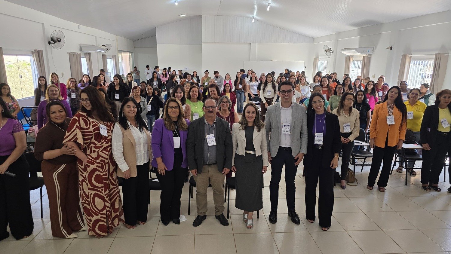 Emanuela Pedroso com participantes da 3ª Conferência Regional de Políticas para Mulheres, em Irupi