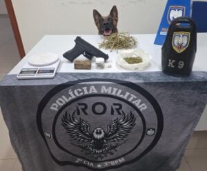 VÍDEO | Jovem é detido com drogas após denúncia em Pedra Menina