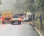 Grave! Caminhão tomba e atinge carro em Vargem Alta; veja vídeo