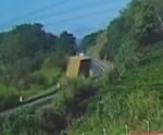 VÍDEO | Caminhão tomba em curva perigosa da BR-101 em Ibiraçu