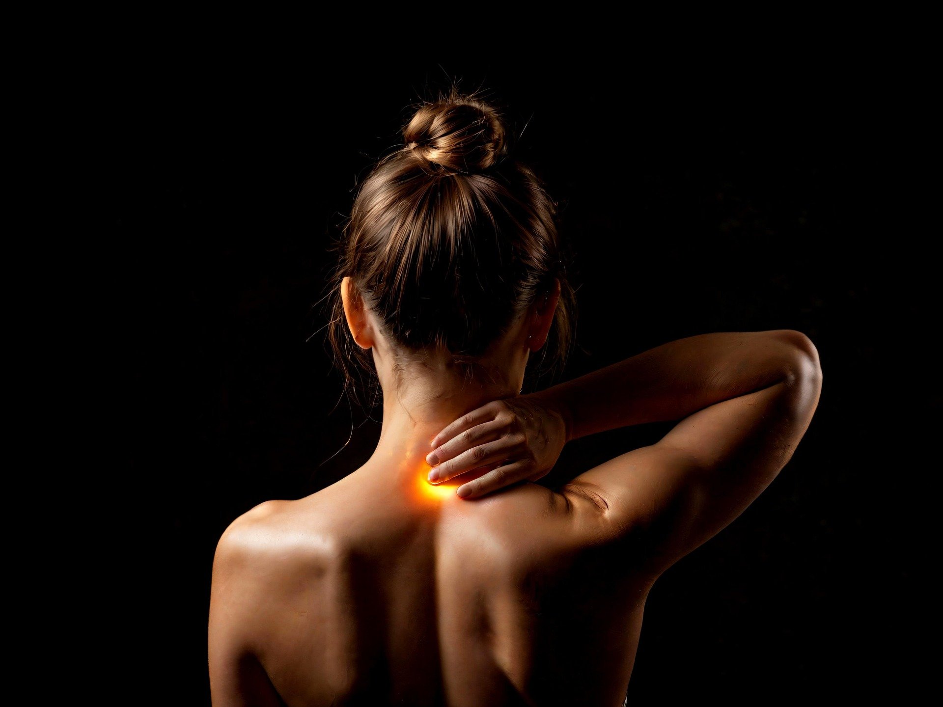 A foto mostra mulher com fibromialgia