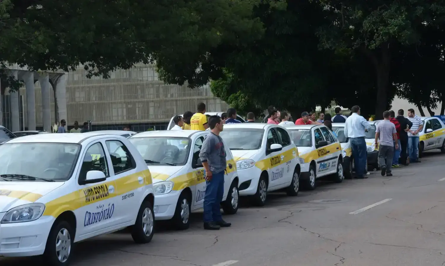 Imagem ilustra carros de auto escola parados