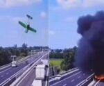 VÍDEO | Acidente grave: avião caiu em rodovia movimentada