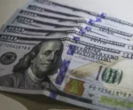 Dólar cai após subir 1,50% na semana