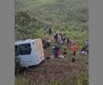 Ônibus cai em ribanceira e deixa 20 feridos em Pedro Canário