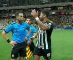 VÍDEO | Árbitro provoca reação inusitada de Hulk em partida do Atlético Mineiro