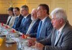 Senadores vão a Washington para tentar evitar tarifa de 50% dos EUA