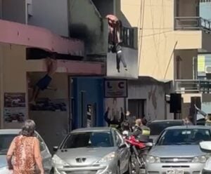 Desespero! Vídeo mostra mãe jogando bebê de prédio em chamas em Iúna
