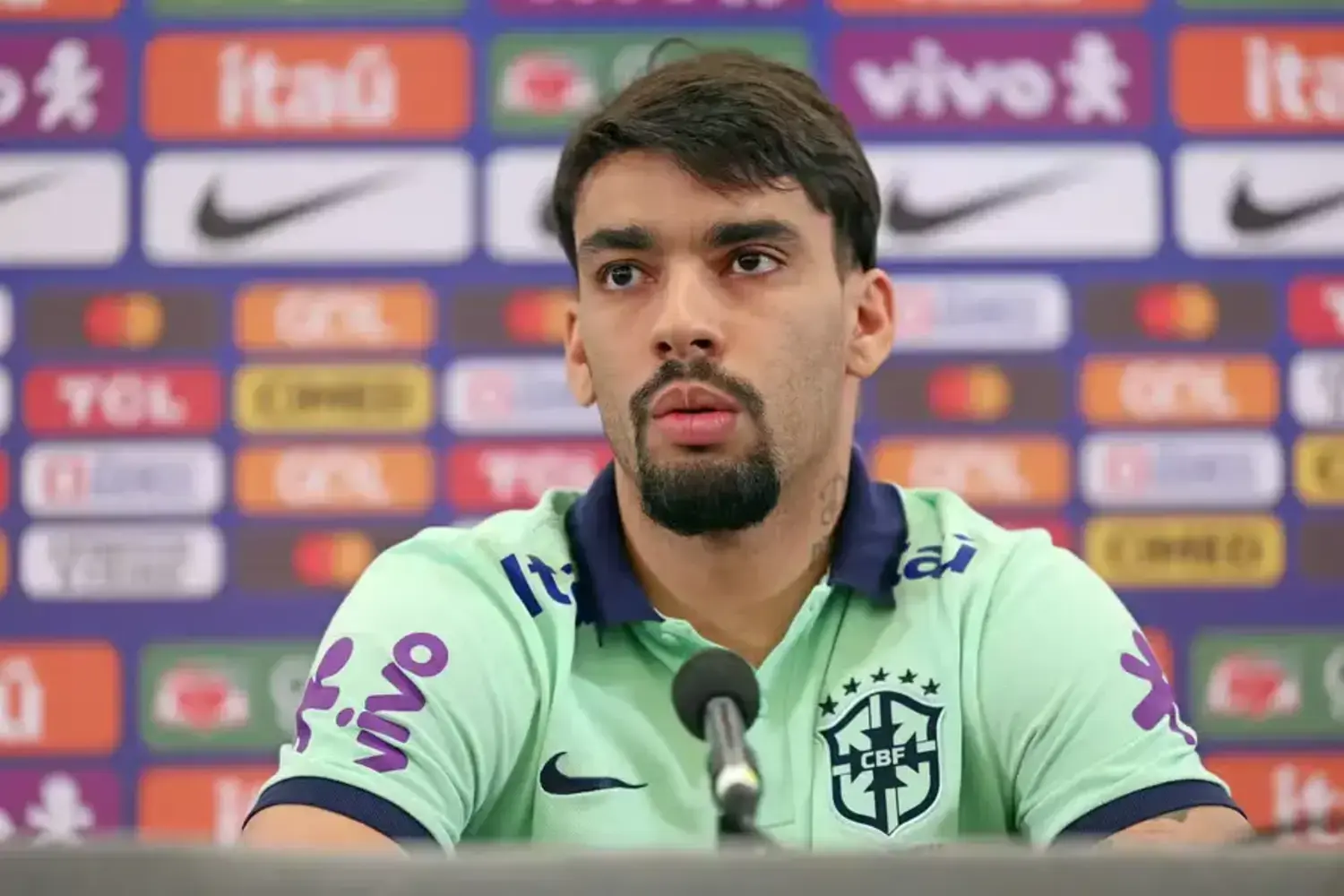 lucas paquetá em coletiva pela seleção brasileira.