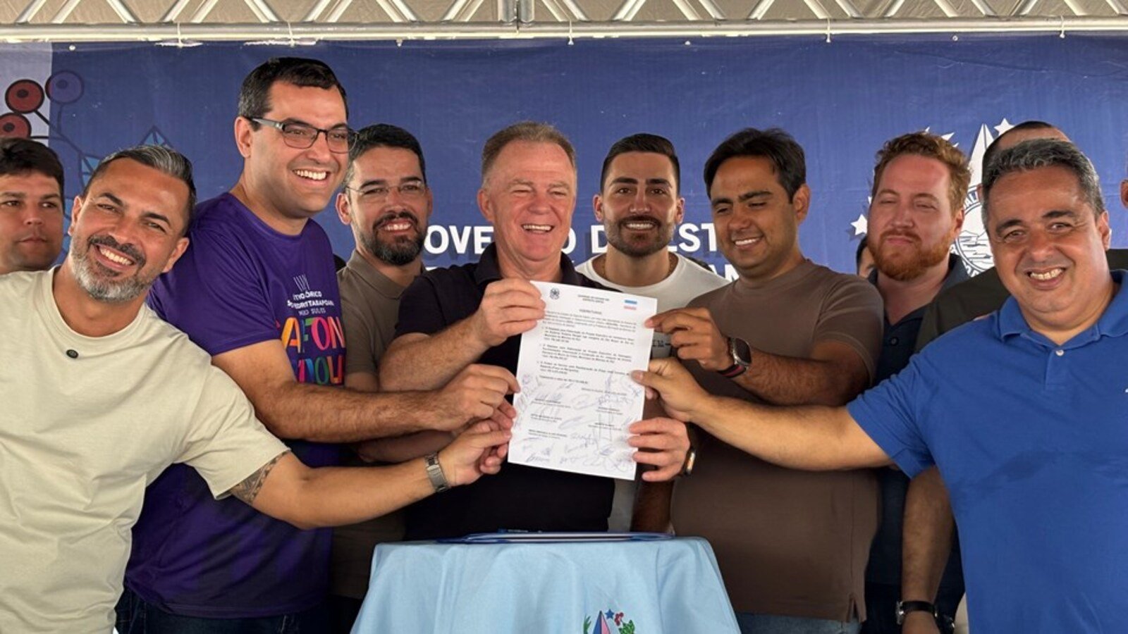 Políticos seguram minuta de ordem de serviço em Mimoso do Sul