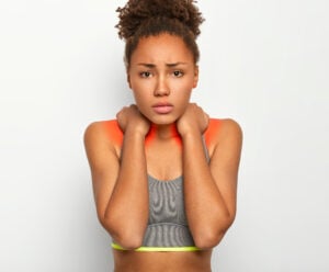 Envelhecimento inflamatório: saiba como desacelerar essa bomba A foto mostra uma mulher com corpo inflamado