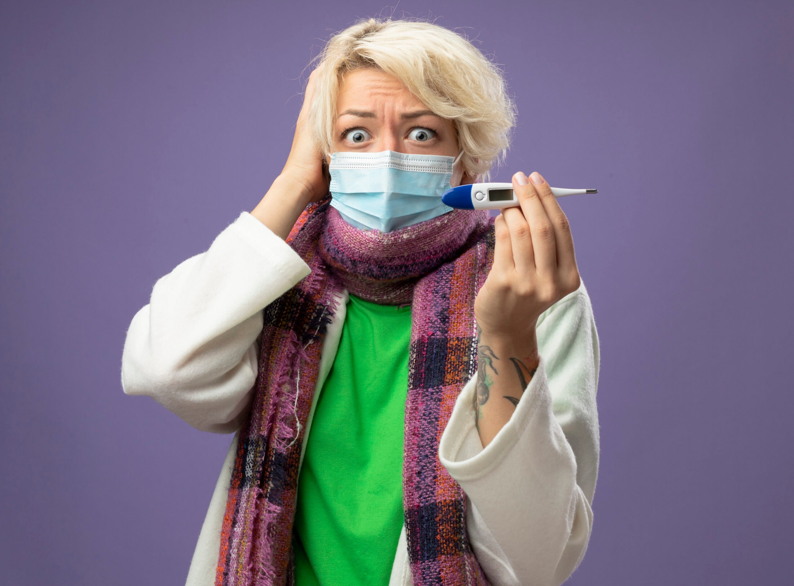 A foto mostra uma mulher com dúvida: gripe ou Covid?