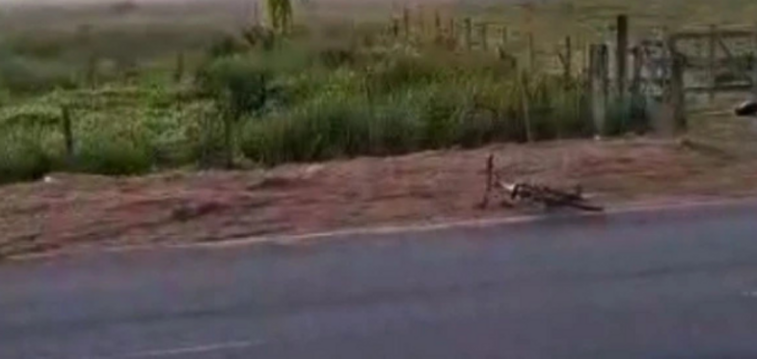 Imagem ilustra uma bicicleta caída encontrada pela polícia em linhares