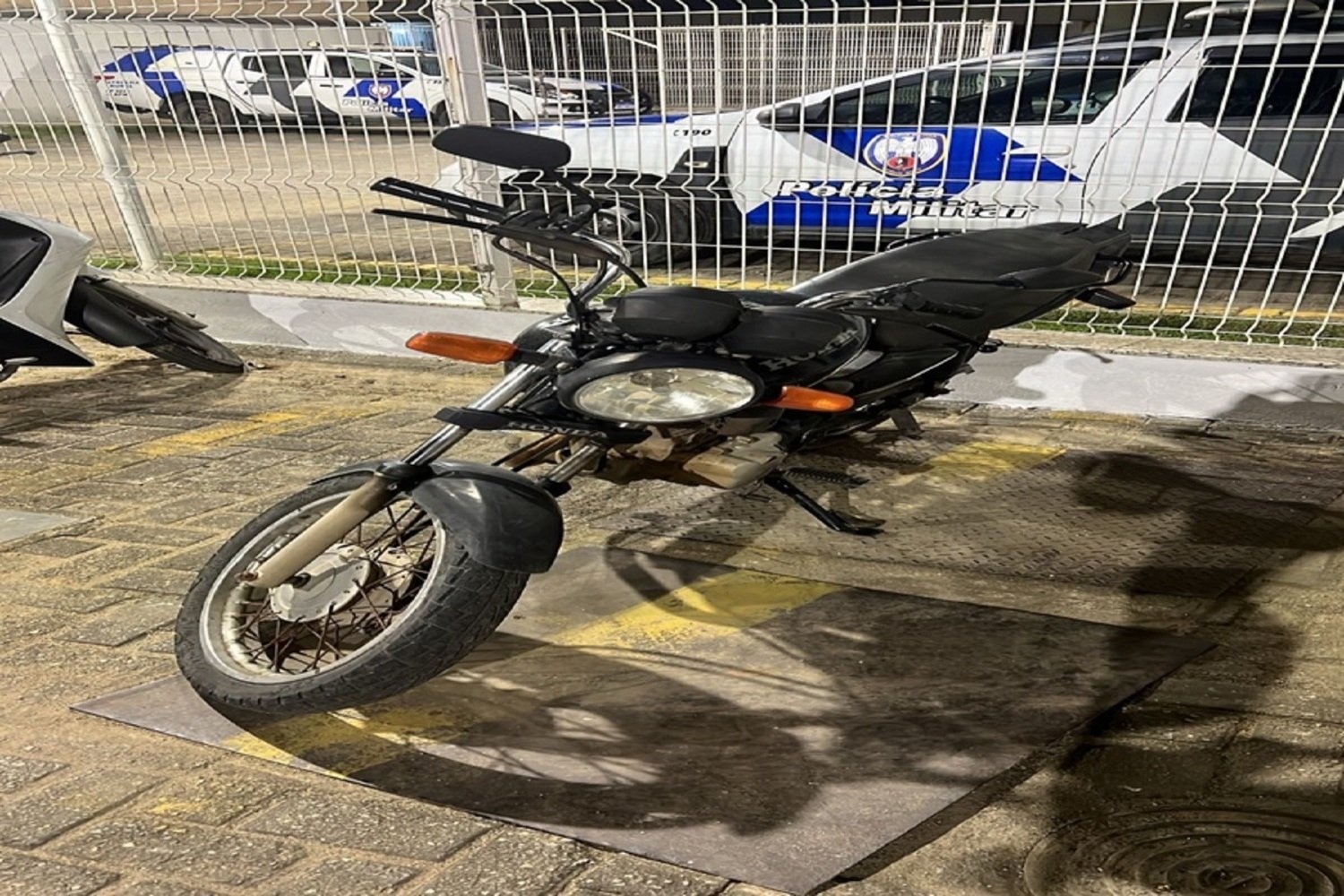 Imagem ilustra moto preta recuperada pela polícia em castelo