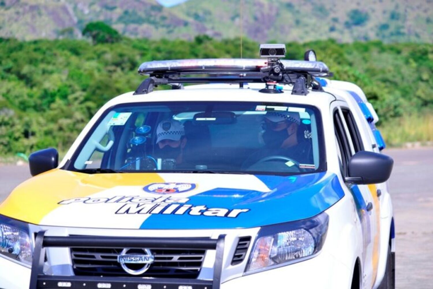 imagem ilustra carro da polícia militar em muqui