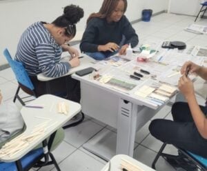 Alunos participam de projeto de engenharia com pontes de palitos ponte de palitos