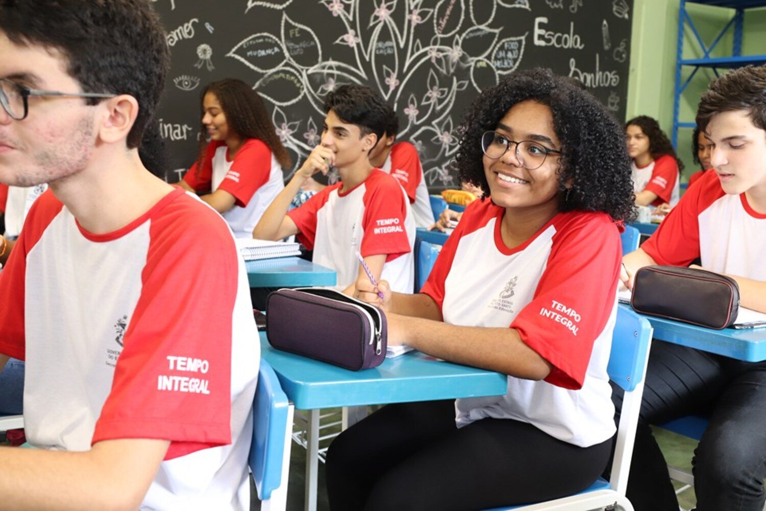 Imagem ilustra estudantes no retorno às aulas no Espírito Santo