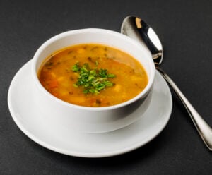 Caldo de mandioquinha: fácil, nutritivo e melhora digestão A foto mostra caldo nutritivo