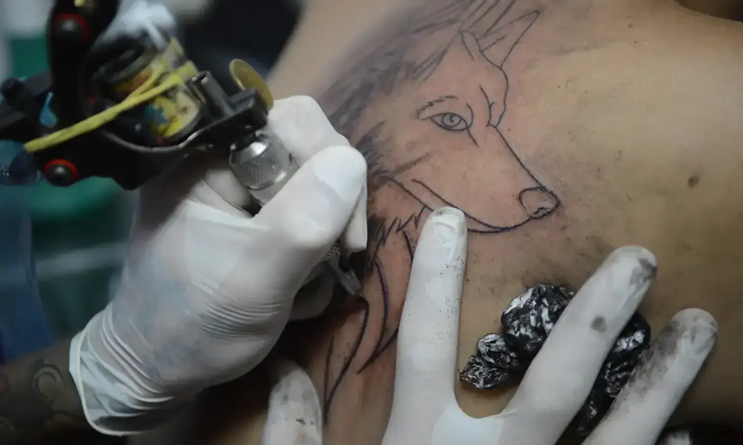 A foto mostra tatuagem sendo feita sem anestesia conforme determinação do CFM.