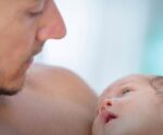 Bebê absorve testosterona do pai – isso é possível?
