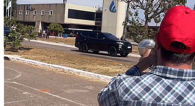 O trompetista @trom_petista13 tocou marcha fúnebre durante a saída de Jair Bolsonaro da sede da Polícia Federal. O ex-presidente, alvo de medidas do STF, saiu sob forte esquema de segurança.