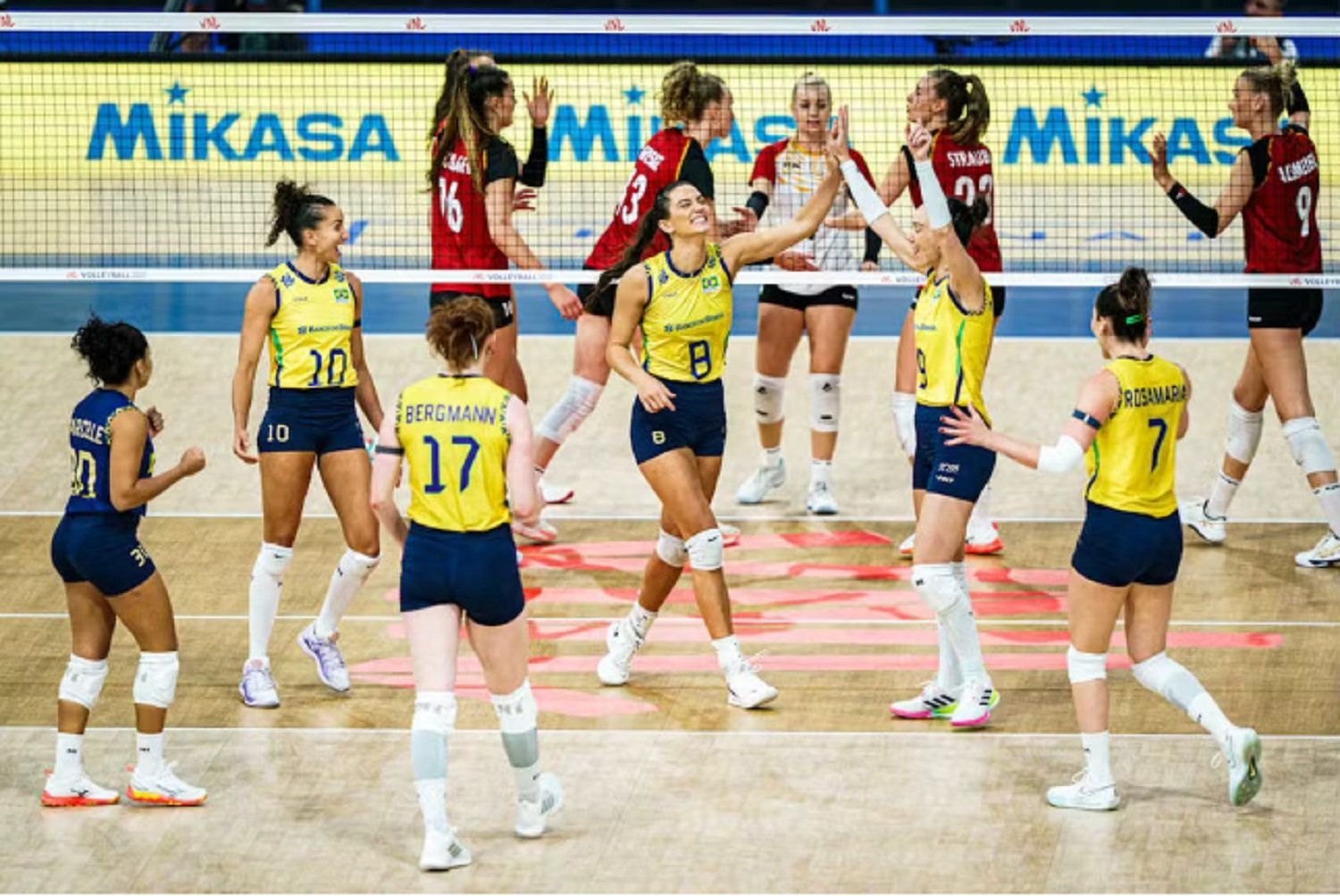 Jogadoras da seleção brasileira de vôlei comemoram ponto durante vitória sobre a Alemanha nas quartas de final da VNL Feminina 2024, em Lodz, Polônia.