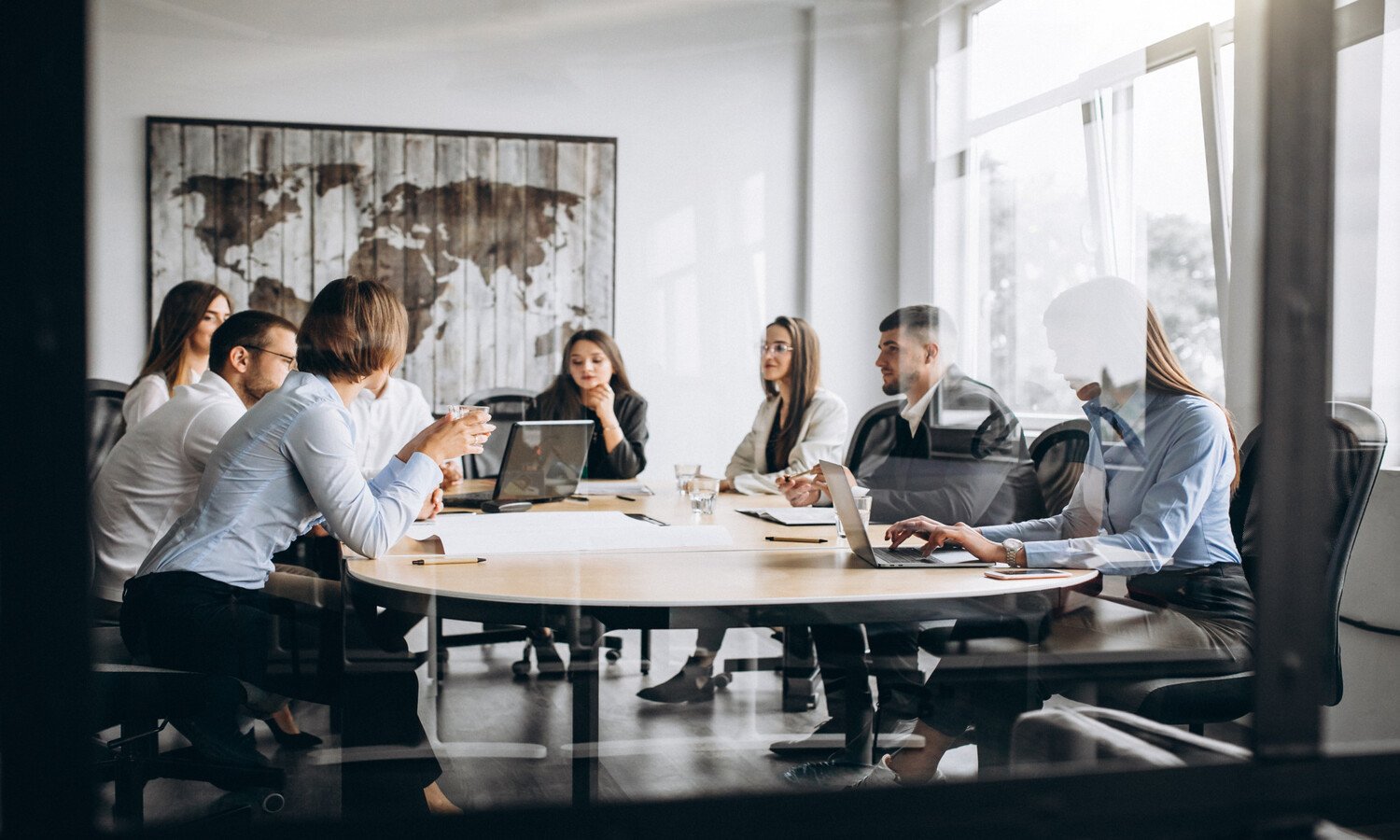 A foto mostra reunião entre gestor e empregados com base na NR-01