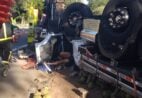 VÍDEO | Caminhão capota em Itapemirim; uma pessoa morre e duas ficam feridas