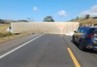 Atenção! Carreta tomba e interdita a BR-101 em Atílio Vivácqua