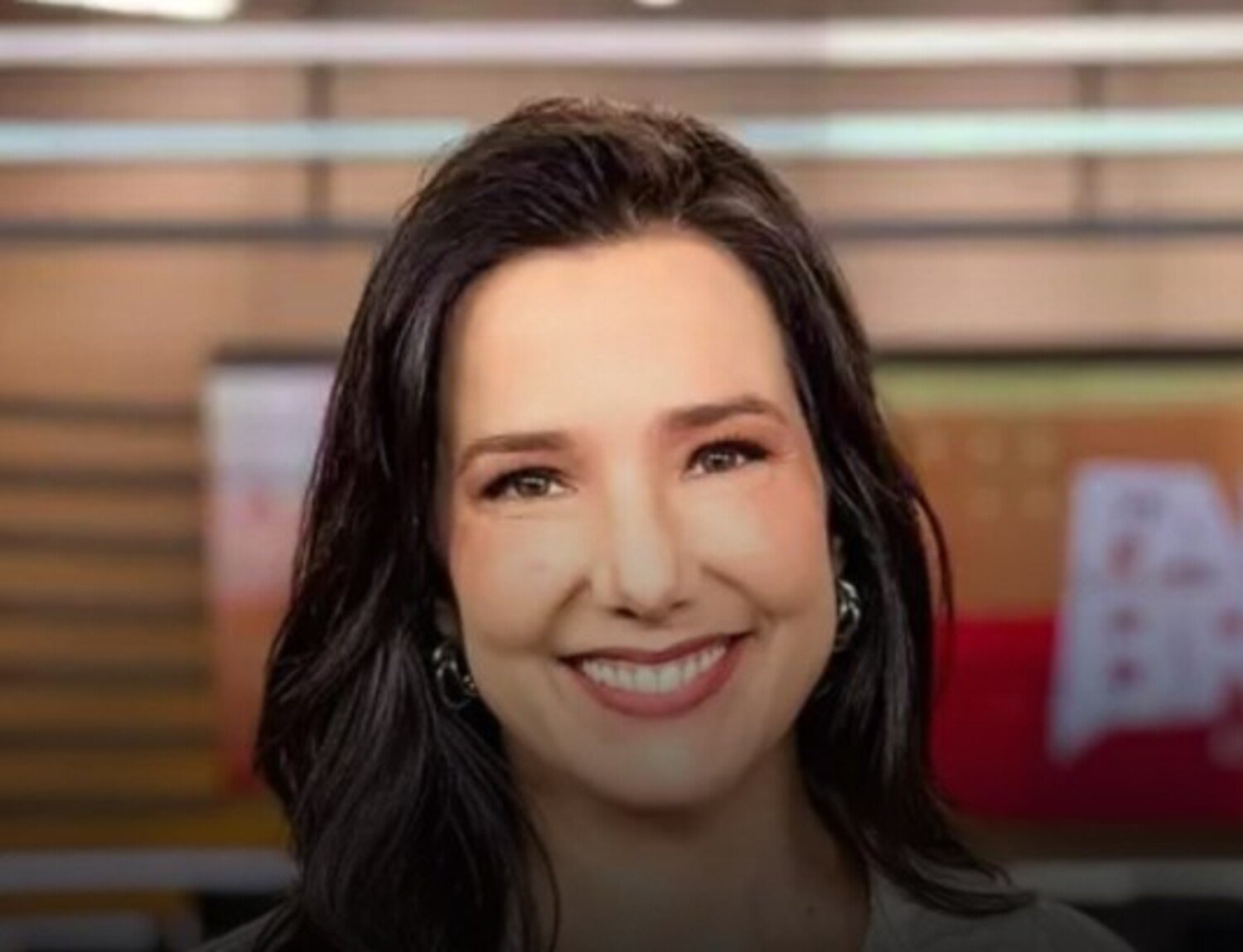 A foto mostra jornalista com celulite facial